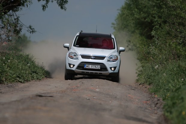 Na nierównych szutrowych drogach Ford Kuga radzi soe bardzo dzielnie.Fot. Moto.wieszjak.pl
