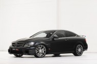 Brabus- jeśli lubisz karbon, silniki v12 i ok. 800 KM pod maską – ten samochód jest właśnie dla Ciebie. Należy jednak pamiętać, że kosztuje 384 000 euro. Kiedyś ten samochód był Mercedesem C-klasą, jednak z pierwowzorem ma tylko część wspólnych podzespołów. Brabus oferuje nam moc 800 KM , ale też i ograniczony moment obrotowy z 1420 Nm na 1100 Nm- nazywają to rozsądkiem. Niewątpliwie, w tym aucie będziesz wzbudzał respekt. Brabus- jeśli lubisz karbon, silniki v12 i ok. 800 KM pod maską – ten samochód jest właśnie dla Ciebie. Należy jednak pamiętać, że kosztuje 384 000 euro. Kiedyś ten samochód był Mercedesem C-klasą, jednak z pierwowzorem ma tylko część wspólnych podzespołów. Brabus oferuje nam moc 800 KM , ale też i ograniczony moment obrotowy z 1420 Nm na 1100 Nm- nazywają to rozsądkiem. Niewątpliwie, w tym aucie będziesz wzbudzał respekt.