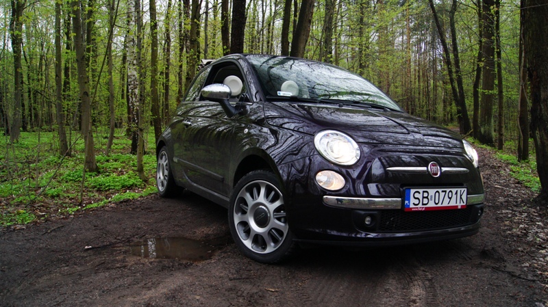 Fiat 500C jest równie ekscentryczny w prowadzeniu jak i w wyglądzie. Mimo świetnych osiągów zachęca do delektowania się spokojną jazdą.