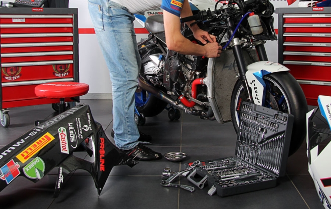 Naprawa motocykla, mechanik BMW Sikora Motorsport