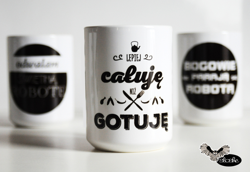 Lepiej całuje niż gotuje - kubek
Duży, bardzo oryginalny, pięknie się prezentujący na stole czy biurku kubek ceramiczny. Kubek o pojemności 450ml bardzo dobrze się trzyma w ręce, wygodny i pojemny z ciekawym napisem na przodzie. Kubek jest najwyższej jakości, może być zmywany w zmywarkach lub ręcznie. Kubek jest opakowany w eleganckie papierowe pudełko przyozdobione naszym sowim logiem, idealne na prezent dla bliskiej Ci osoby. Kubek wysyłany jest paczką pocztową priorytetową.
Cena: 33,00 zł